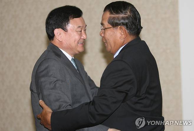 탁신 전 태국 총리(왼쪽)와 훈 센 캄보디아 상원의장(오른쪽) [EPA 연합뉴스 자료사진. 재판매 및 DB 금지]
