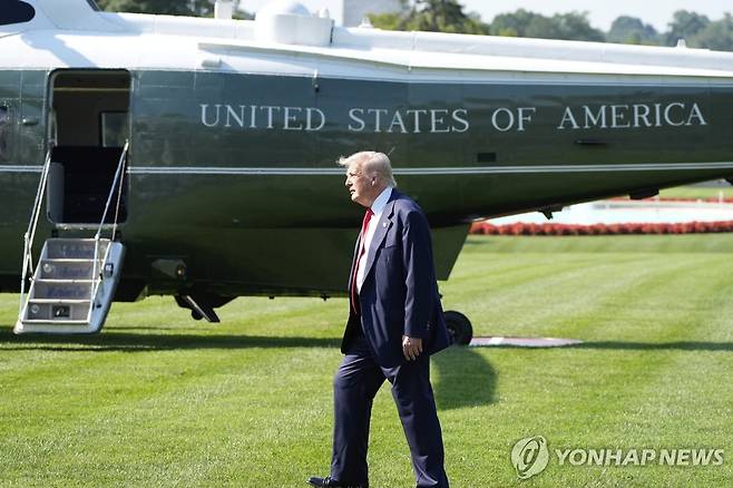 백악관에서 마린원에 탑승하는 트럼프 미 대통령 (워싱턴 AP=연합뉴스) 도널드 트럼프 미국 대통령이 스코틀랜드를 방문하기 위해 25일(현지시간) 마린원 헬기에 탑승하고 있다. 2025.7.25. photo@yna.co.kr