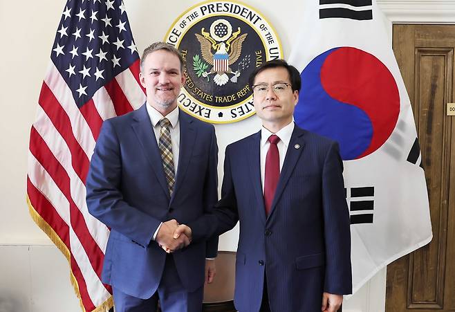 여한구 통상교섭본부장, 제이미슨 그리어 USTR 대표 면담 (서울=연합뉴스) 여한구 산업통상자원부 통상교섭본부장이 25일(현지시간) 오전 9시 30분 미국 워싱턴 DC 미국무역대표부(USTR) 회의실에서 제이미슨 그리어 USTR 대표와 면담을 갖고 한미 관세협상 진전 방안을 논의했다. [산업통상자원부 제공. 재판매 및 DB 금지]