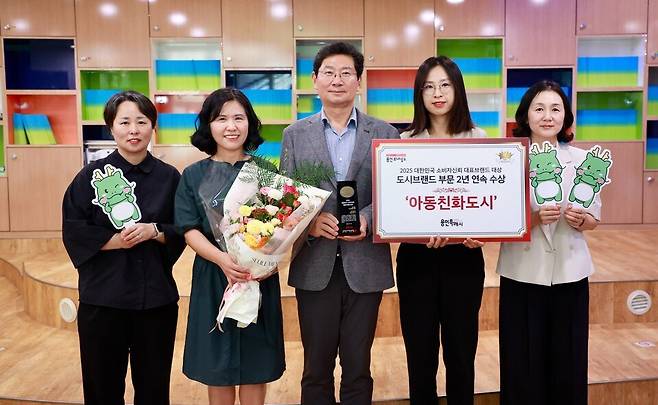 ▲ '아동친화도시' 관련 정책으로 '대한민국 소비자신뢰 대표브랜드'에서 '도시브랜드 부문' 대상을 수상한 용인시 관계자들. /사진제공=용인시