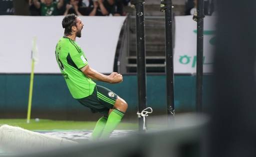 23일 전북 전주월드컵경기장에서 열린 하나은행 K리그1 2025 전북현대와 강원FC의 경기. 전북현대 콤파뇨가 전반전에 골을 넣은 뒤 세리머니하고 있다. 연합뉴스 제공