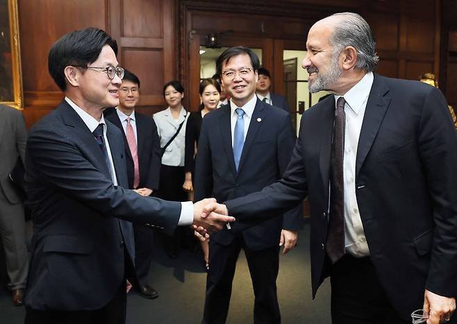 김정관 산업통상자원부 장관이 24일(현지시간) 미국 워싱턴 DC 상무부 청사에서 하워드 러트닉 상무부 장관을 만나 악수하고 있다. 양측은 이날 회담에 이어 25일 뉴욕에 있는 러트닉 장관 자택에서 다시 만나 협상을 이어갔다. /산업통상자원부 제공
