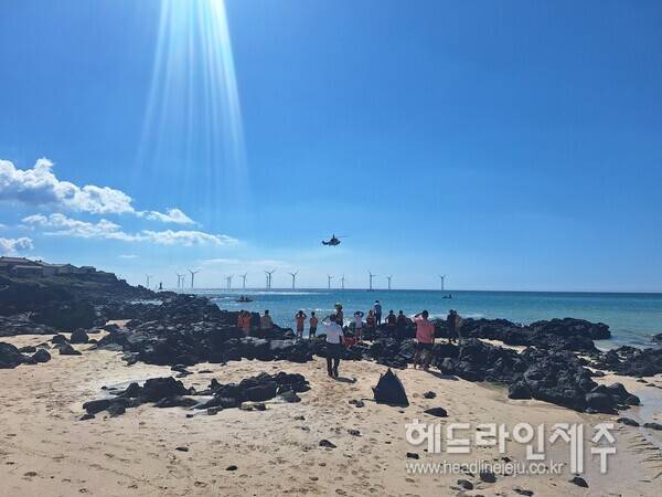 지난 25일 제주도내 한 해안가에서 발생한 물놀이 사고와 관련해, 소방헬기가 물놀이 사고 환자를 긴급히 이송하는 모습. (사진=제주도소방안전본부)