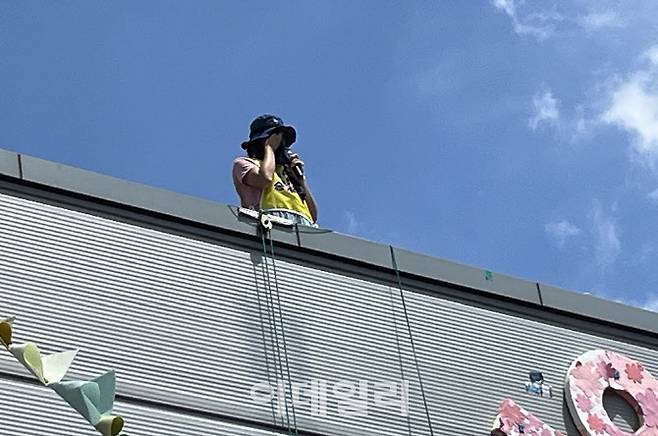 한국옵티칼하이테크 해고노동자 박정혜 씨가 26일 오후 김영훈 고용노동부 장관과 마이크로 대화하는 도중 눈물을 보이고 있다.(사진=서대웅 기자)