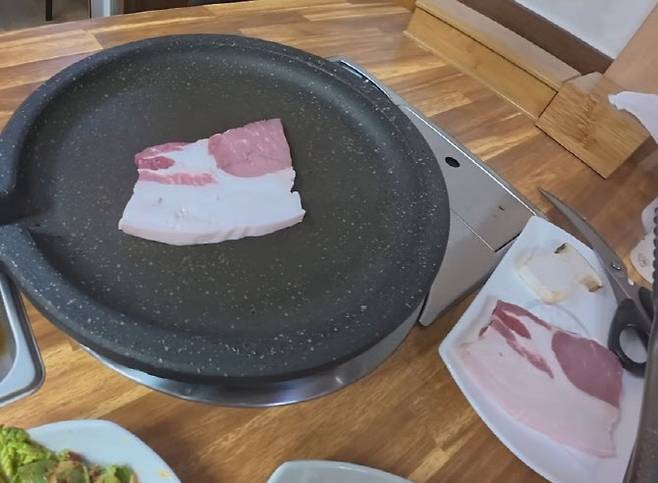 지난 19일 유튜브에 올라온 울릉도의 한 고깃집 식사 장면. (사진=꾸준 유튜브 채널 갈무리)