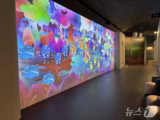 김해  낙동강 레알파크의 와인동굴 내 미디어 아트.(김해시 제공. 재판매 및 DB금지)