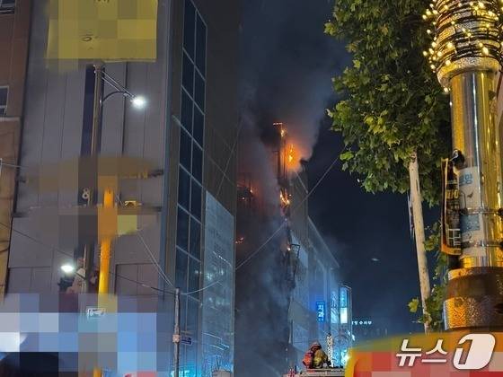 인천시 구월동의 지상 6층짜리 대형 상가에서 화재가 발생했다.(독자 제공. 재배포 및 DB금지)/뉴스1