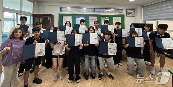 '모의고사 장학금'을 받은 학생들이 상장을 들고 기념사진을 찍고 있다.(전남도교육청 제공, 재판매 및 DB 금지)/뉴스1