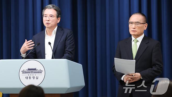 김용범 정책실장(왼쪽)과 위성락 국가안보실장이 25일 서울 용산구 대통령실 청사에서 비서실장 주재 통상대책회의 관련 브리핑을 하고 있다. 2025.7.25/뉴스1 ⓒ News1 허경 기자
