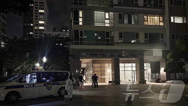 지난 21일 총기사고가 발생한 인천 송도국제도시 아파트 단지에 경찰 수사관들이 출동해 수습작업을 하고있다.2025.7.21/뉴스1 ⓒ News1 박소영 기자