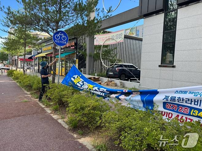 계룡시가 주말에 집중 게첨되고 있는 불법 옥외광고물인 현수막 단속 강화를 위해 특별 단속과 홍보 활동을 실시했다.(계룡시 제공. 재판매 및 DB금지)/뉴스1