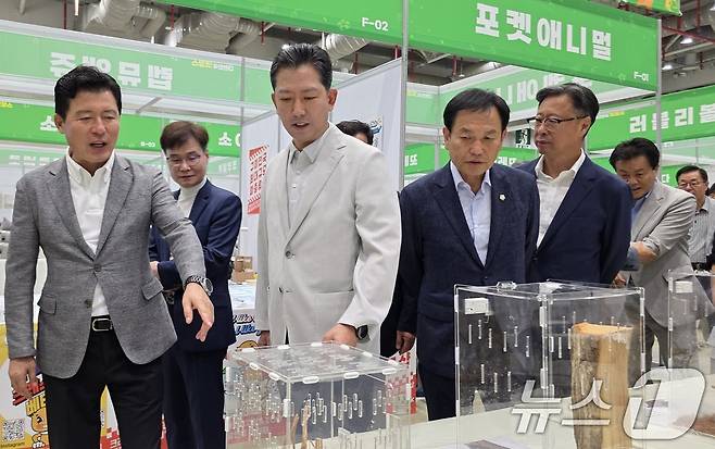 김장호 구미시장과 구자근 의원, 박교상 구미시의장 등 내빈들이 26일 구미코에서 열린 대한민국 펫캉스 행사장을 둘러보고 있다. 김 시장은 "반려인이 행복한 도시가 되도록 다양한 인프라를 구축하겠다＂고 말했다. 2025.7.26/뉴스1 ⓒ News1 정우용 기자