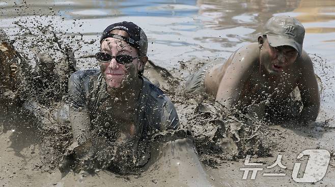 26일 충남 보령 대천해수욕장 머드엑스포광장에서 열린 제28회 보령머드축제를 찾은 외국인 관광객들이 축제를 즐기고 있다.2025.7.26/뉴스1 ⓒ News1 김기태 기자