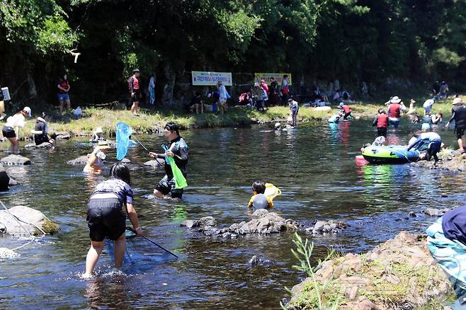 26일 오후 제주 서귀포시 강정천을 찾은 관광객들이 물놀이를 즐기고 있다. 2025.7.26/뉴스1 ⓒ News1 홍수영 기자