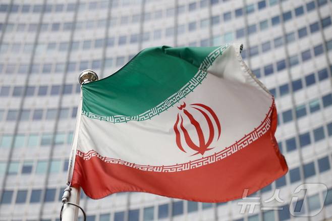 이란 국기가 오스트리아 비엔나에 있는 국제원자력기구(IAEA) 본부 앞에서 펄럭이고 있다. 2021.3.1 ⓒ 로이터=뉴스1 ⓒ News1 국제부 공용 기자