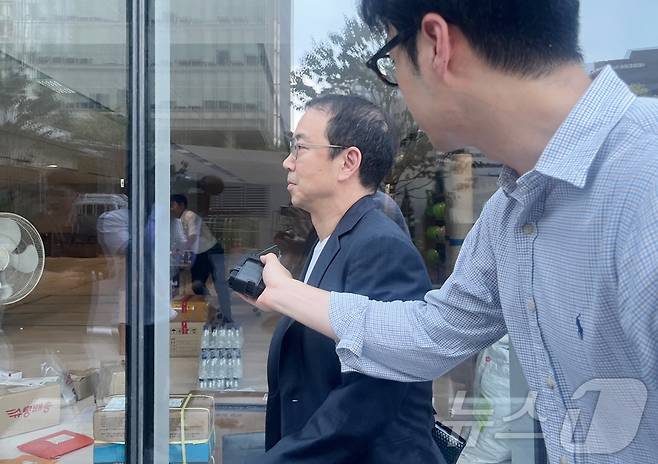 김건희 여사의 코바나 컨텐츠 전시회에 억대 금액을 협찬한 의혹을 받는 송병준 컴투스홀딩스 의장이 26일 오전 서울 광화문에 마련된 김건희 여사 특검 사무실로 조사를 받기 위해 출석하고 있다. 2025.7.26/뉴스1 ⓒ News1 유수연 기자