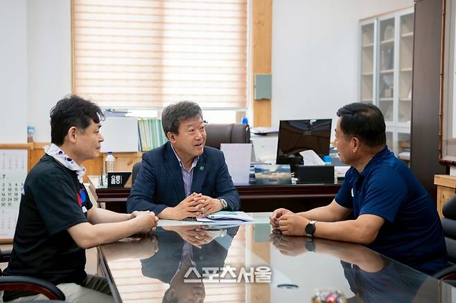 기자가 울릉군청을 방문, 군수와 인터뷰를 진행하고 있다. (좌측 길종성 회장, 중앙 남한권 울릉군수). 사진 | 이상배 전문기자