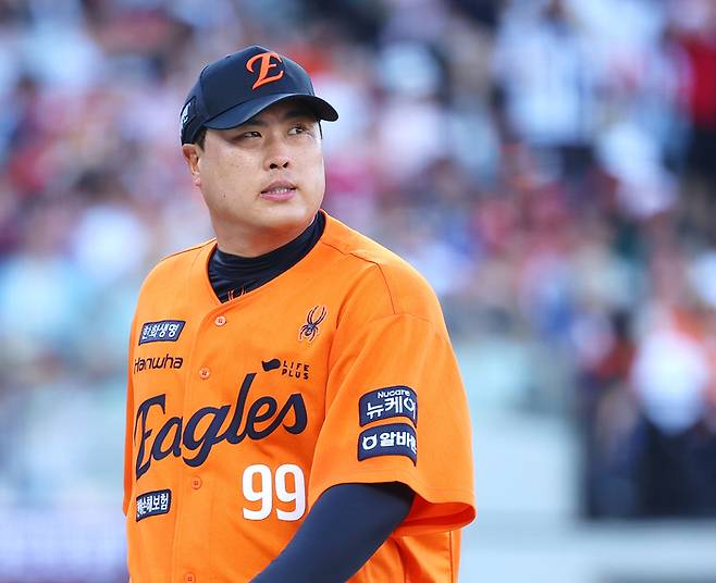류현진이 26일 대전 한화생명 볼파크에서 열린 2025 KBO리그 정규시즌 SSG전 1회초 5실점 후 아쉬운 표정을 짓고 있다. 사진 | 연합뉴스