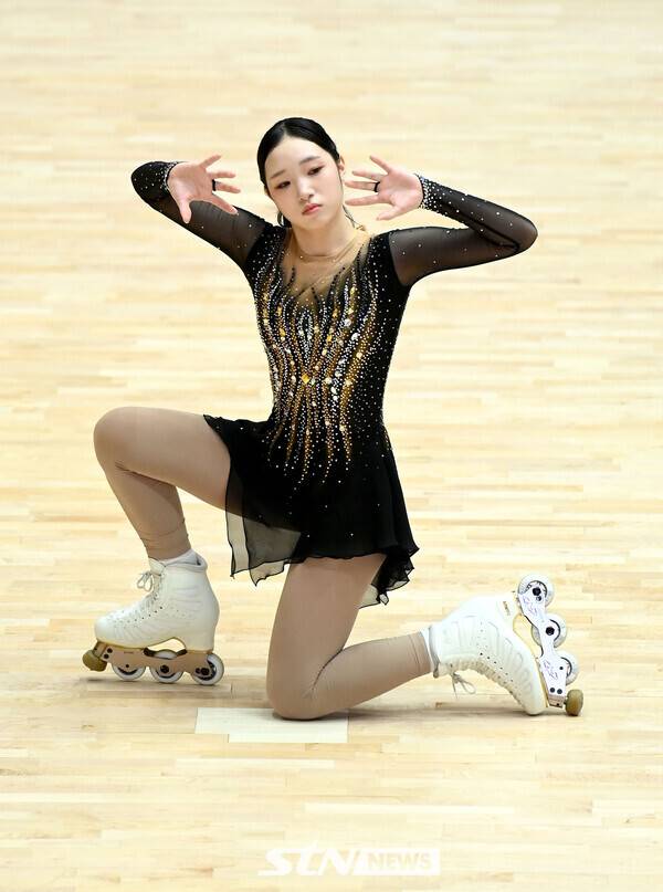 26일 충북 제천시에 위치한 제천체육관에서 열린 '제20회 아시아 롤러스케이팅 선수권대회' 아티스틱 여자 주니어 인라인 프리 롱 프로그램에 출전한 박주은(사우고)이 경기를 펼치고 있다. /사진(제천)=강명호 기자