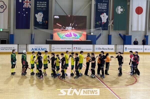 25일 제천시족구전용체육관에서 치러진 '제20회 아시아 롤러스케이팅 선수권대회' 링크하키 남자 주니어 뉴질랜드와 호주의 선수단이 경기 종료 후 인사를 나누고 있다. /사진(제천)=강의택 기자