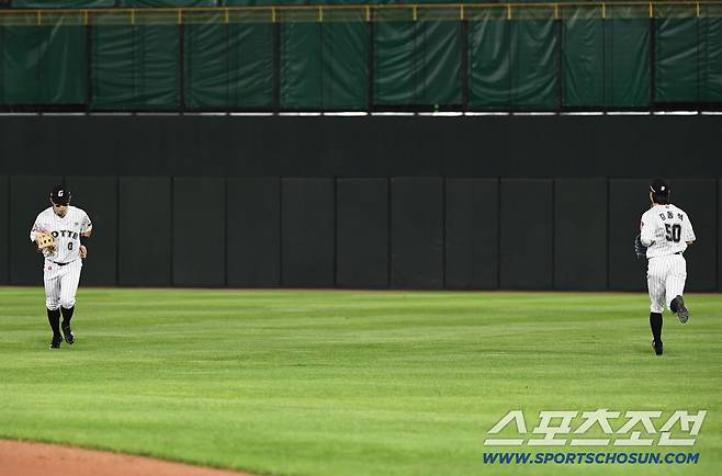 25일 부산 사직구장에서 열린 KIA와 롯데의 경기. 7회초 1사 중견수 황성빈이 박찬호의 평범한 뜬공을 놓친 후 교체되고 있다. 부산=정재근 기자 cjg@sportschosun.com/2025.7.25/