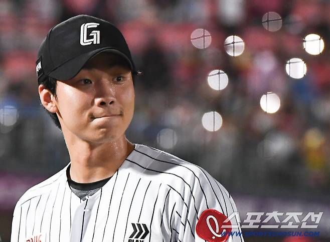 25일 부산 사직구장에서 열린 KIA와 롯데의 경기. 8회를 무실점으로 막은 홍민기가 미소짓고 있다. 부산=정재근 기자 cjg@sportschosun.com/2025.7.25/