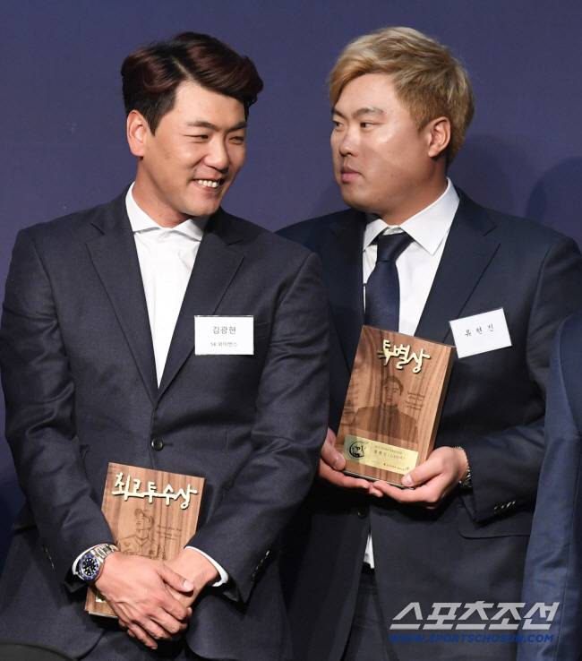4일 서울 여의도 콘래드호텔에서 '2019 조아제약 프로야구대상' 시상식이 열렸다. 김광현이 류현진과 대화를 나누고 있다. 여의도=송정헌 기자 songs@sportschosun.com/2019.12.04/