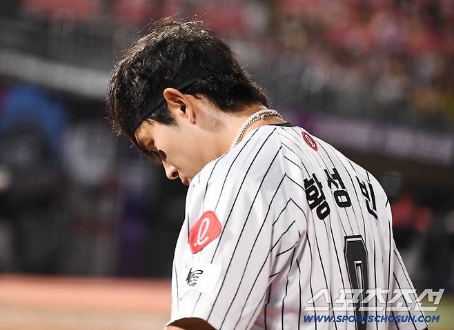 25일 부산 사직구장에서 열린 KIA와 롯데의 경기. 7회초 1사 중견수 황성빈이 박찬호의 평범한 뜬공을 놓친 후 교체되고 있다. 부산=정재근 기자 cjg@sportschosun.com/2025.7.25/