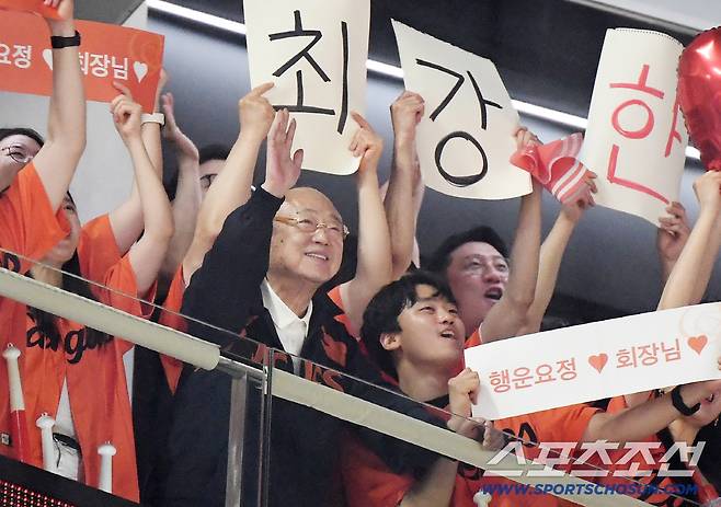 3일 대전 한화생명볼파크에서 열린 NC-한화전. 경기장을 방문한 한화 김승연 회장이 직원들과 함께 경기를 관람하고 있다. 대전=정재근 기자 cjg@sportschosun.com/2025.7.3/