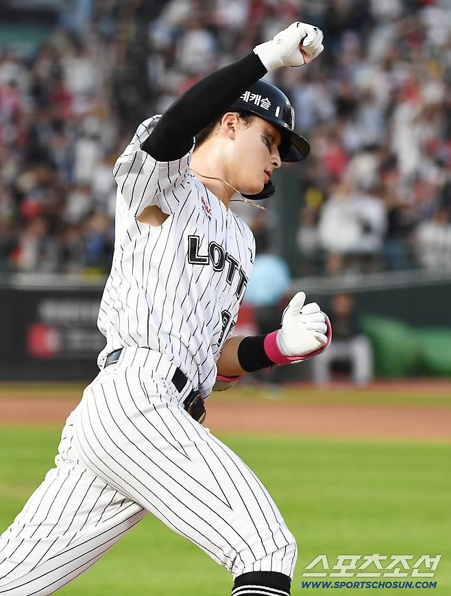 25일 부산 사직구장에서 열린 KIA와 롯데의 경기. 4회말 1사 1루 윤동희가 투런포를 친 후 환호하고 있다. 부산=정재근 기자 cjg@sportschosun.com/2025.7.25/