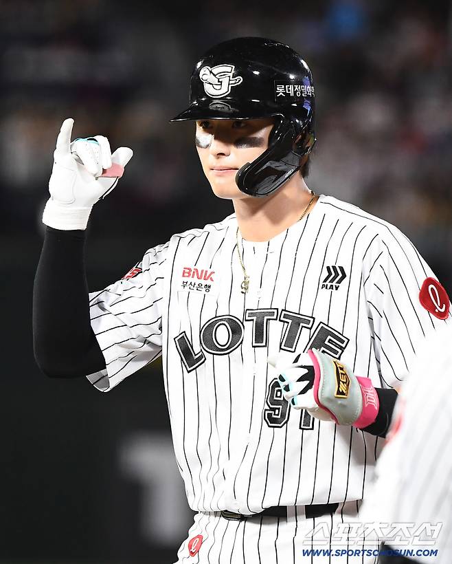 25일 부산 사직구장에서 열린 KIA와 롯데의 경기. 6회말 무사 윤동희가 안타를 친 후 기뻐하고 있다. 부산=정재근 기자 cjg@sportschosun.com/2025.7.25/