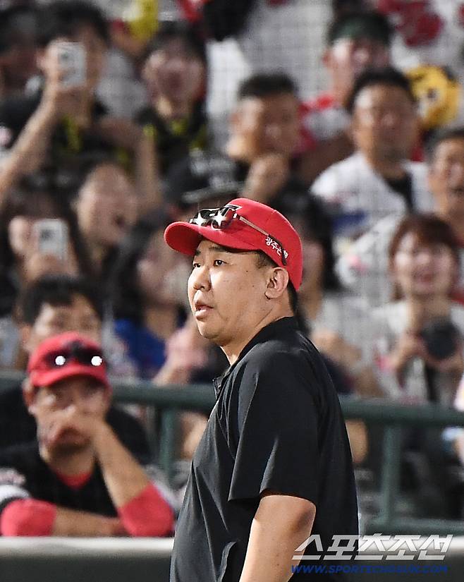 26일 부산 사직구장에서 열린 KIA와 롯데의 경기. 6회말 무사 1루 고승민의 번트 안타 때 황성빈이 3루까지 진루하는 과정에서 심판이 위즈덤의 주루방해를 선언했다. 비디오판독 후에도 판정이 바뀌지 않자 이범호 감독이 항의 후 퇴장당하고 있다. 부산=정재근 기자 cjg@sportschosun.com/2025.7.26/