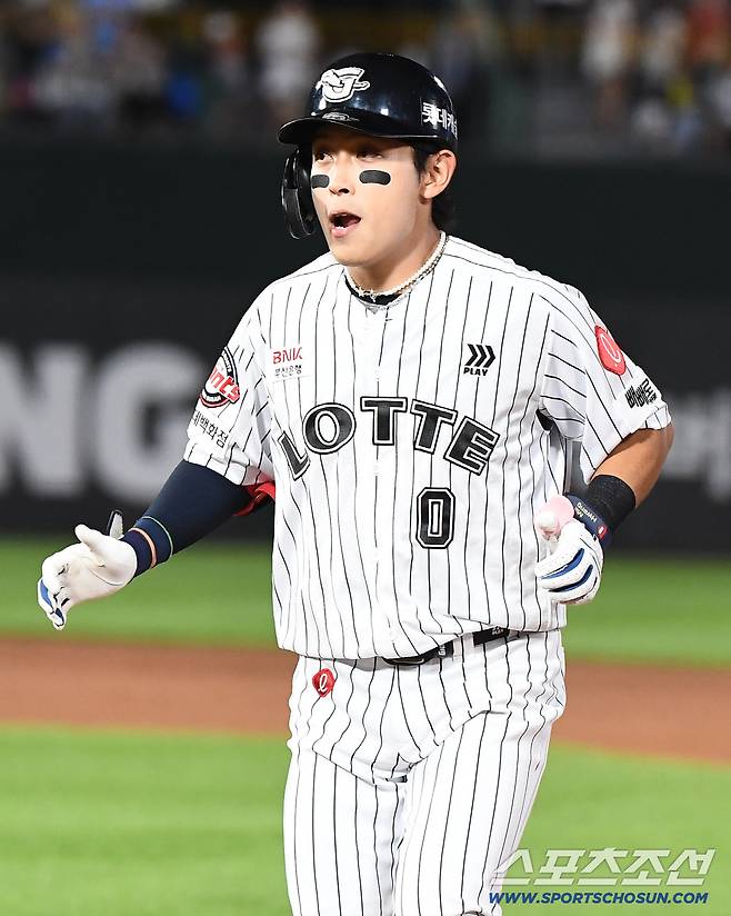 26일 부산 사직구장에서 열린 KIA와 롯데의 경기. 6회말 무사 1루 황성빈이 안타를 친 후 기뻐하고 있다. 부산=정재근 기자 cjg@sportschosun.com/2025.7.26/