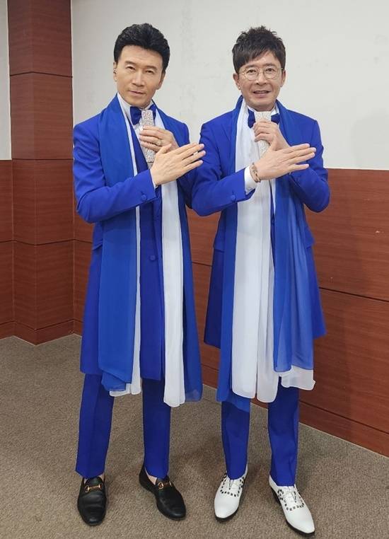 "부영이는 수 십년 전부터 친동생처럼 가깝게 지내온 후배." 강진(왼쪽)과 이부영(오른쪽)의 대중적 인지도는 '하늘 땅'의 차이지만 '형님 아우'의 인간적 교감은 더 끈끈하다. /GMTV