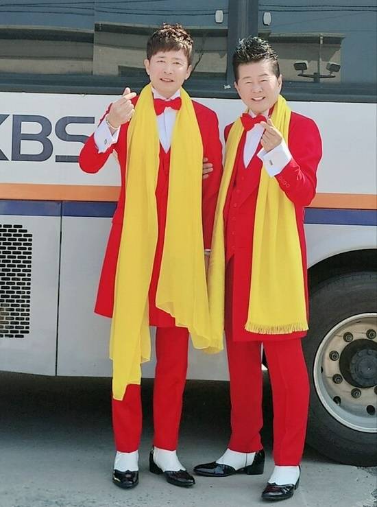 강진은 선배가수 태진아(오른쪽)에게 이부영(왼쪽)을 직접 소개한 뒤 곡 분위기와 콘셉트 등 자신의 의견을 섞고, 안무와 코러스, 의상까지 신경을 썼다. 태진아는 '전국노래자랑' 울주군과 홍천군편에서는 태진아가 코러스 지원군으로 나섰다. /진아엔터테인먼트