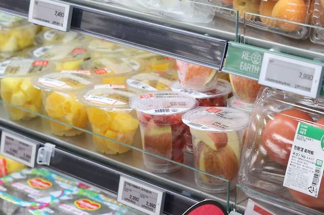 서울 중구 롯데마트 서울역점에서 조각 사과를 판매하고 있다. 사진은 기사 중 특정 표현과 무관. 연합뉴스