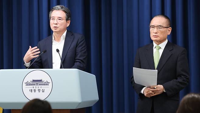 김용범(왼쪽) 정책실장과 위성락 국가안보실장이 25일 서울 용산구 대통령실 청사에서 비서실장 주재 통상대책회의 관련 브리핑을 하고 있다. /뉴스1