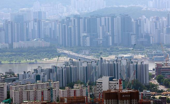 24일 서울 남산에서 바라본 서울 시내 아파트 모습. /뉴스1