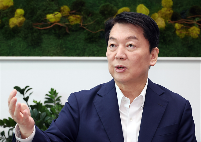 국민의힘 당대표 출마를 선언한 안철수 국민의힘 의원이 지난 21일 오후 서울 여의도 국회 의원회관에서 데일리안과 인터뷰를 하고 있다. ⓒ데일리안 홍금표 기자