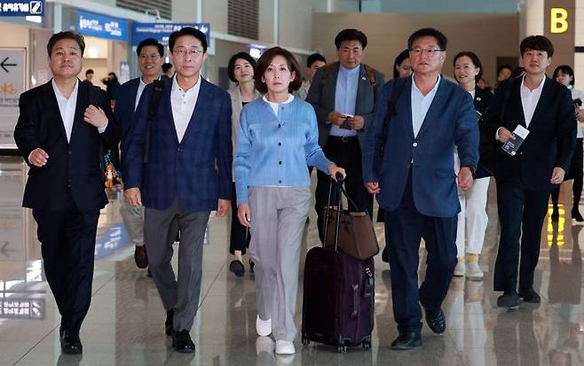 한미의원연맹 미국 방문단 공동단장 조정식 더불어민주당 의원, 나경원 국민의힘 의원 등 한미의원연맹 소속 의원들이 지난 20일 인천국제공항 제2여객터미널을 통해 미국으로 출국하고 있다. ⓒ뉴시스