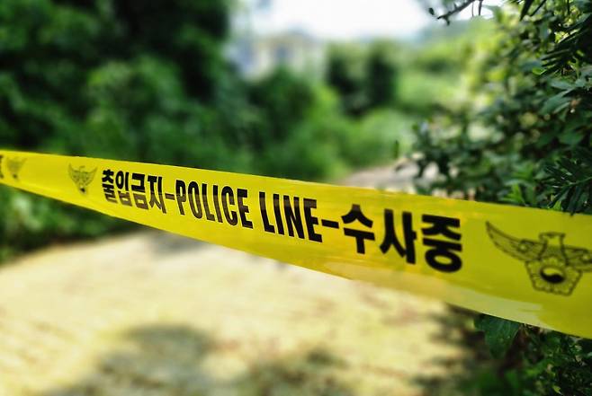 소설 ‘가공범’은 화려한 삶을 살았던 한 부부가 의문스러운 죽음을 당하면서 벌어지는 일을 긴박감 있게 풀어낸다. 히가시노 게이고의 전작 ‘백조와 박쥐’(2021년)에 잠깐 등장했던 형사 ‘고다이 쓰토무’가 주인공으로 활약하는 새로운 시리즈다. 뉴시스