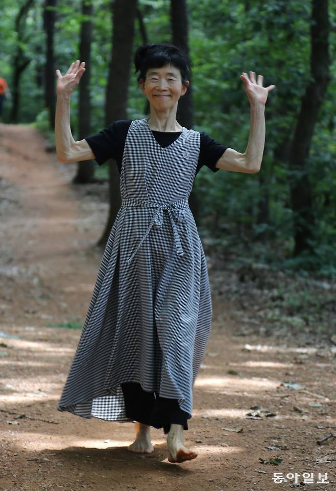 원종연 씨가 경기 파주 아동동 학령산에서 즐거운 표정으로 맨발 걷기를 하고 있다. 2살 때 소아마비를 앓은 그는 7년여 전부터 맨발 걷기를 해 60년 넘게 고생한 지체 장애에서 벗어났다. 파주=양종구 기자 yjongk@donga.com