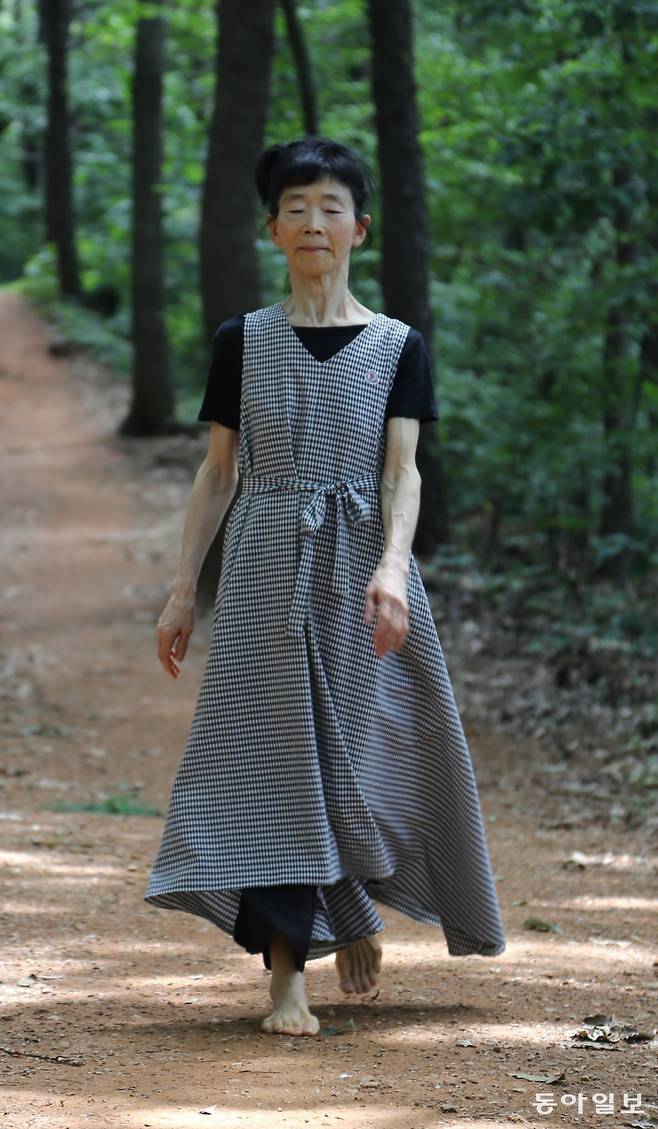 원종연 씨가 경기 파주시 아동동 학령산에서  맨발 걷기를 하고 있다. 파주=양종구 기자 yjongk@donga.com