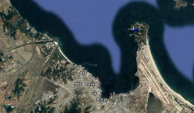 구글어스로 본 원산 전경. 빨간 점이  김정은의 특각 선착장이고, 파란 점이 갈마반도 요트 선착장이다. 구글어스 캡처.