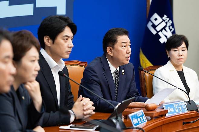 김병기 더불어민주당 당대표 직무대행 겸 원내대표가 25일 서울 여의도 국회에서 열린 최고위원회의에서 모두 발언을 하고 있다. 2025.7.25 (서울=뉴스1)