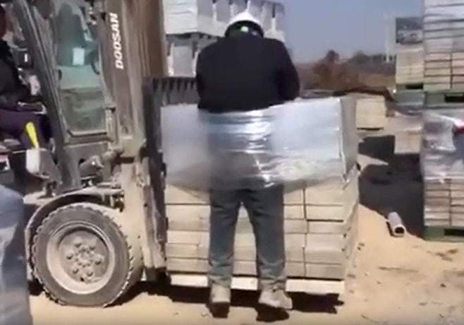 스리랑카 출신 30대 이주노동자가 올 2월 전남 나주의 한 공장에서 지게차 화물에 비닐로 묶인 채 옮겨지는 모습. 동료 이주노동자들이 이를 동영상으로 촬영했다. 전남이주노동자인권네트워크 제공