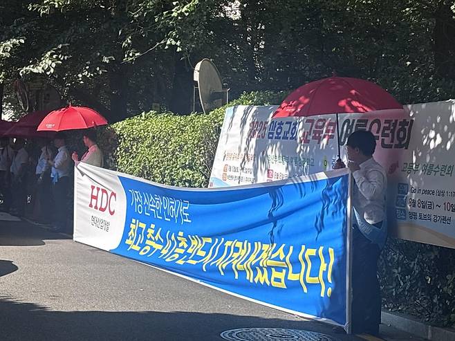 26일 방배신삼호 재건축정비사업 임시총회에서 시공사선정 투표를 앞두고 HDC현대산업개발 임직원이 조합원에게 인사하고 있다. 황소영 기자 fangso@donga.com