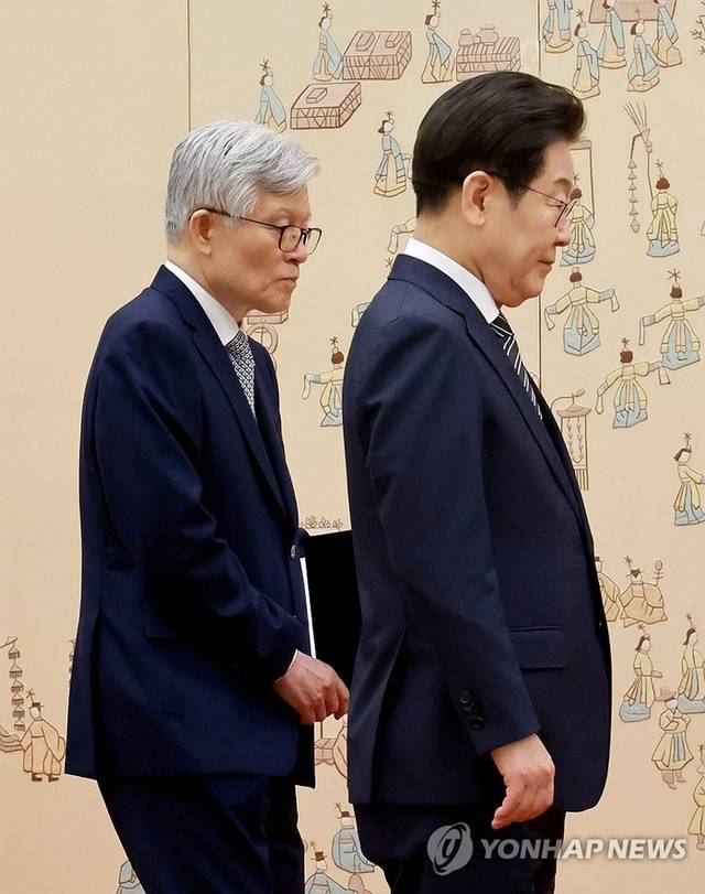 최동석 인사혁신처장이 23일 서울 용산 대통령실 청사에서 열린 신임 국무위원, 지방시대위원장 임명장 및 위촉장 수여식에서 이재명 대통령의 임명장 수여를 돕고 있다. [연합뉴스]