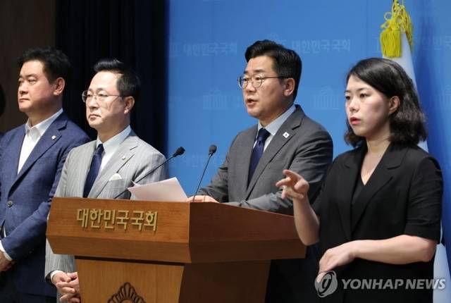 더불어민주당 당대표 후보인 박찬대 의원이 25일 서울 여의도 국회 소통관에서 윤석열 전 대통령 체포영장 집행 저지에 나섰던 국민의힘 의원 45인에 대한 제명 촉구 결의안 발의 계획을 밝히고 있다. [연합뉴스]