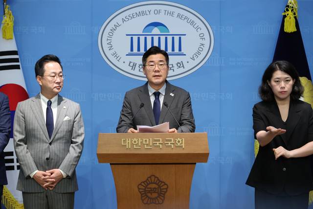더불어민주당 당대표 후보인 박찬대 의원이 지난 25일 국회 소통관에서 윤석열 전 대통령 체포영장 집행 저지에 나섰던 국민의힘 의원 45인에의 제명 촉구 결의안 발의 계획을 밝히고 있다. [연합뉴스]